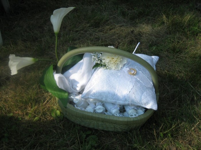 Basket of bubbles and the ring pillow